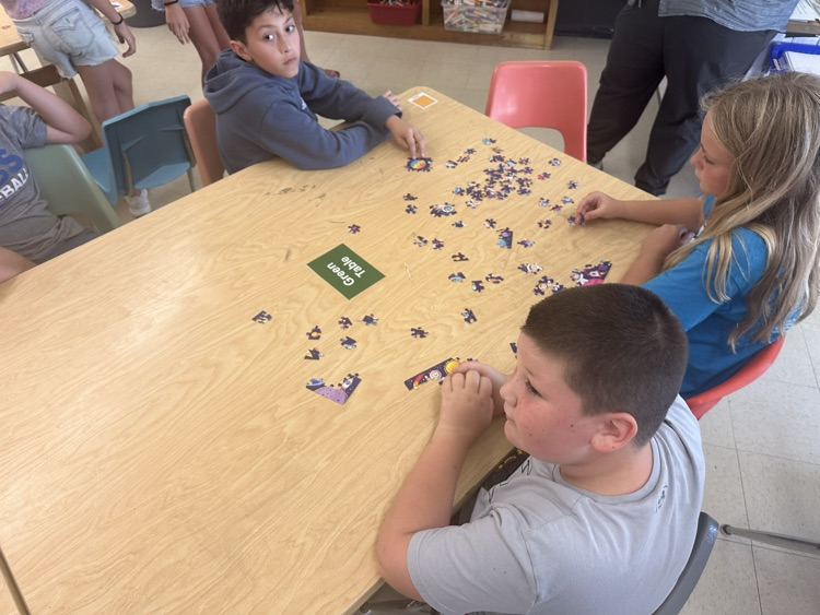 students doing puzzle