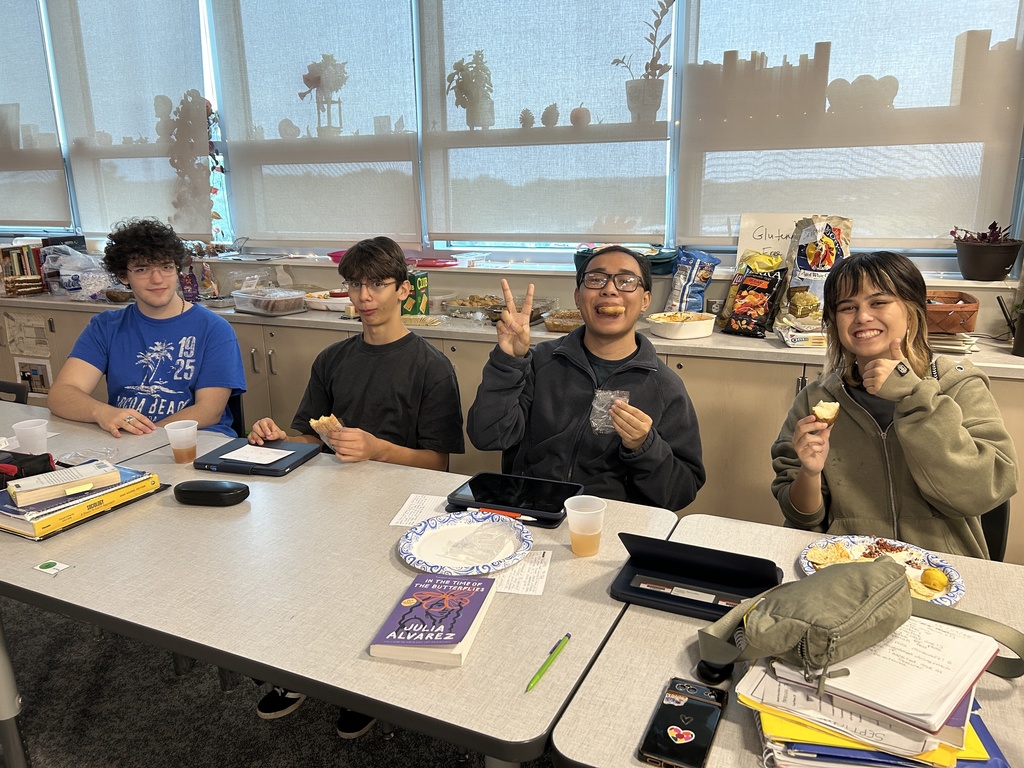 4 students eating food