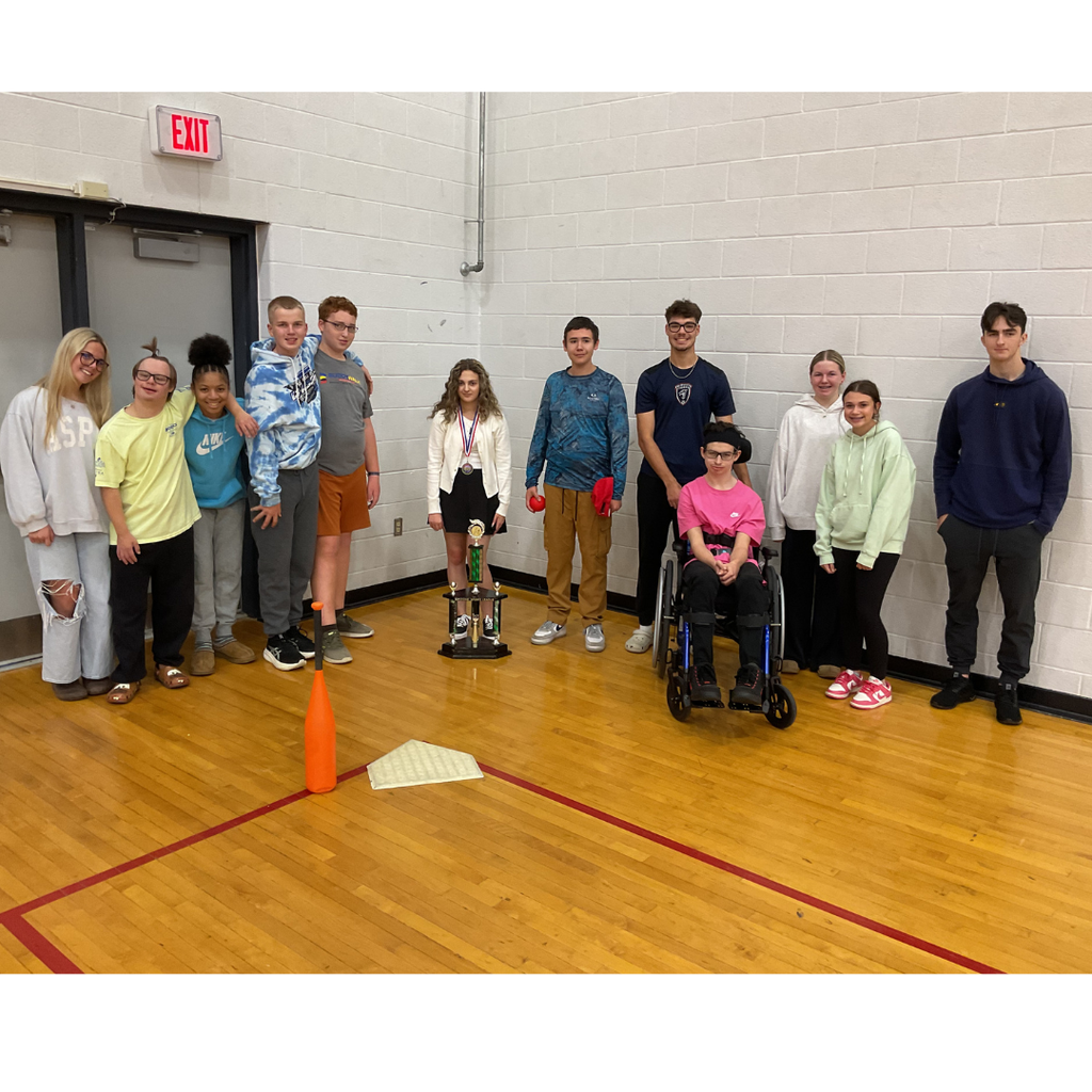 12 students standing with a trophy