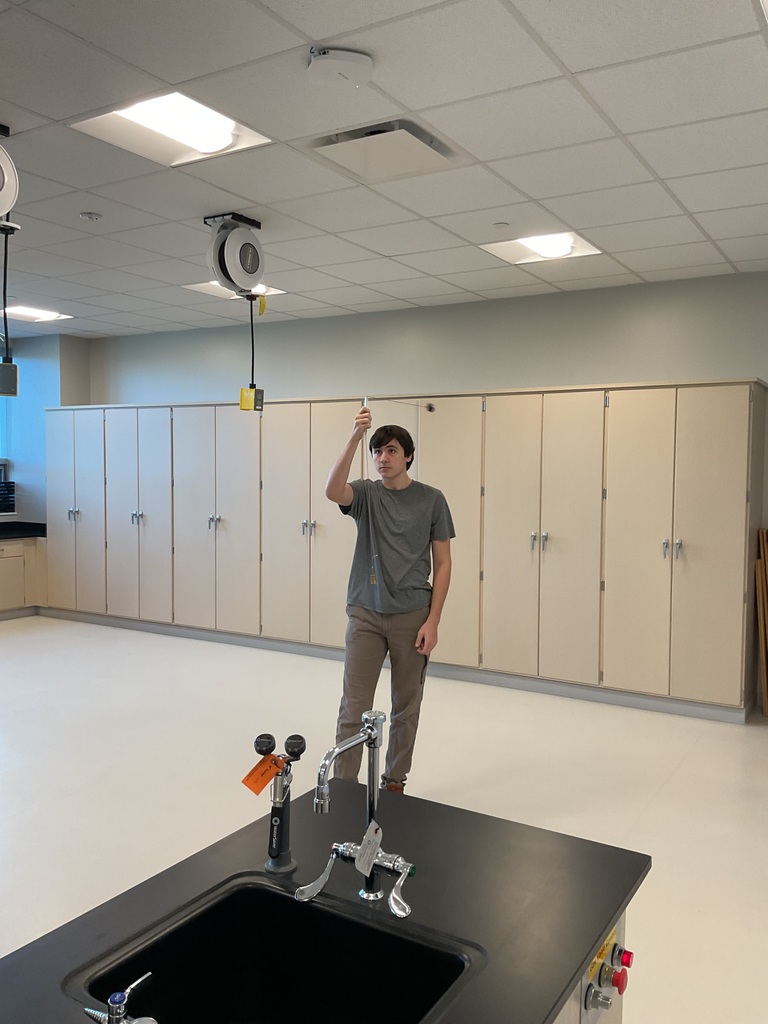 1 student is examining the relationship between centripetal force, radius and mass of rotating object.