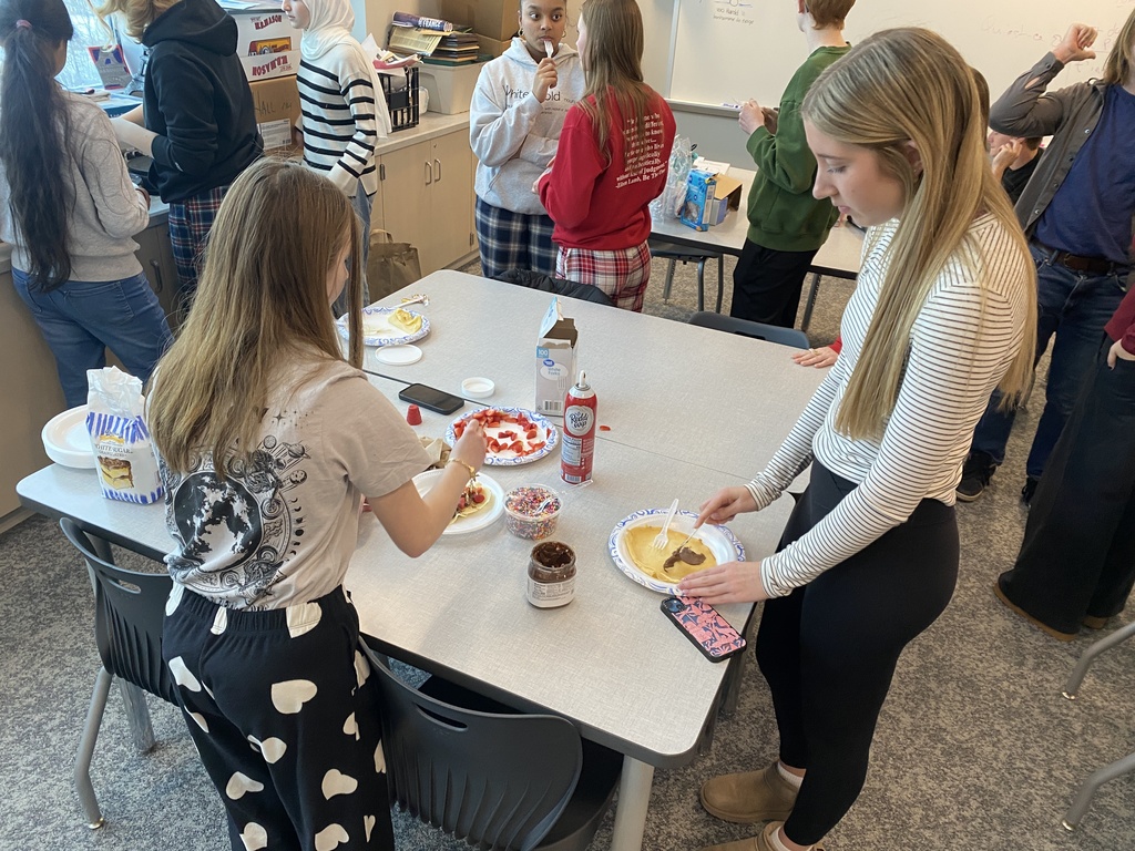 On December 15 the French Club held their annual holiday celebration. Of course, crêpes were the highlight!