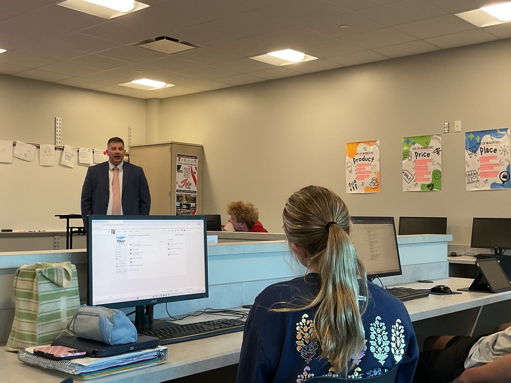 Mr. Stark recently visited the Management class at FHS to talk about decision-making and leadership in our district. He was able to interact with students and share some leadership advice.  