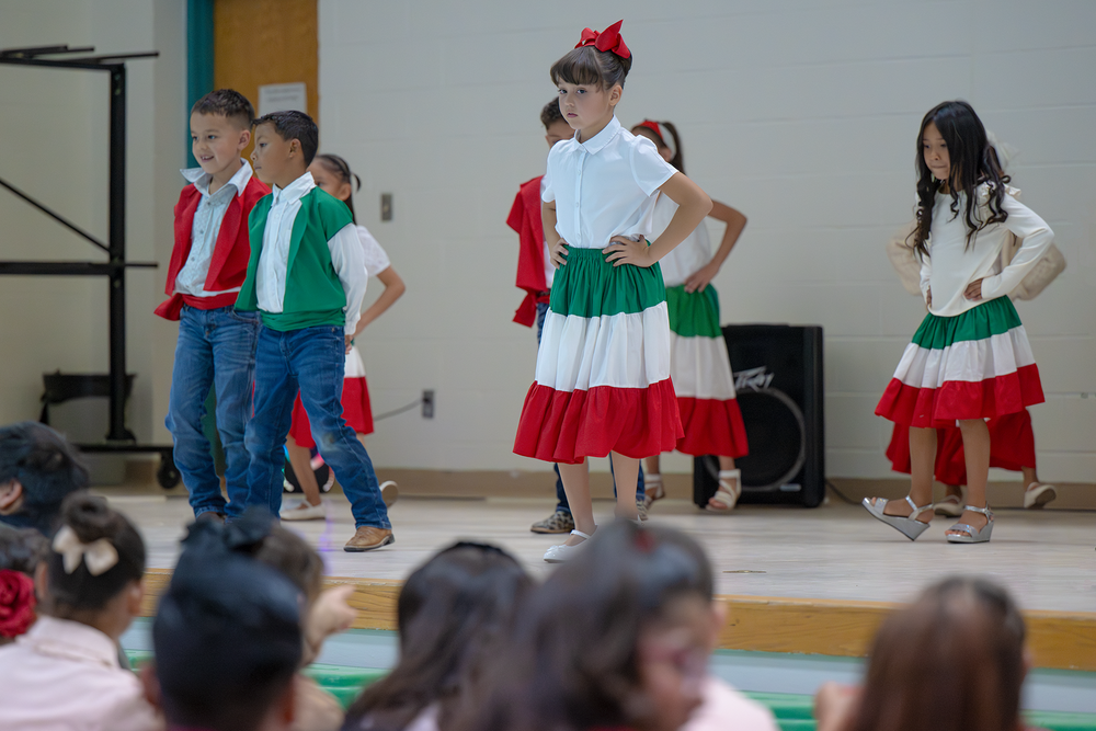 Estudiantes de Esperanza brillan en colorida celebración del Mes de la Herencia Hispana