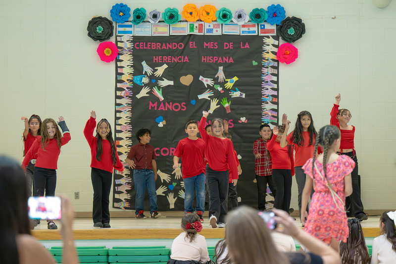 Estudiantes de Esperanza brillan en colorida celebración del Mes de la Herencia Hispana