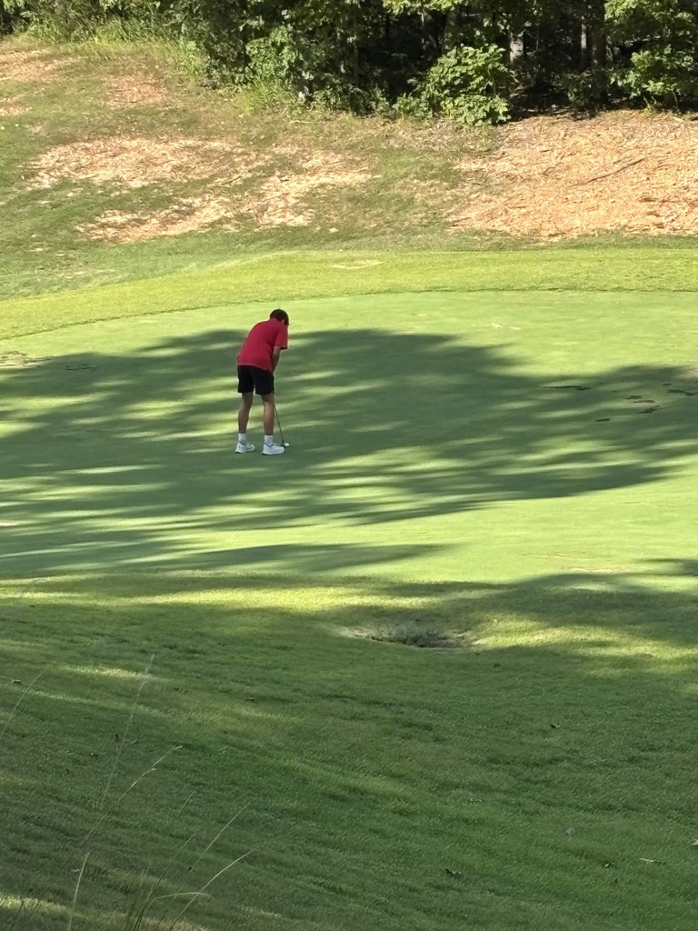 FJHS student golfer about to putt on the green