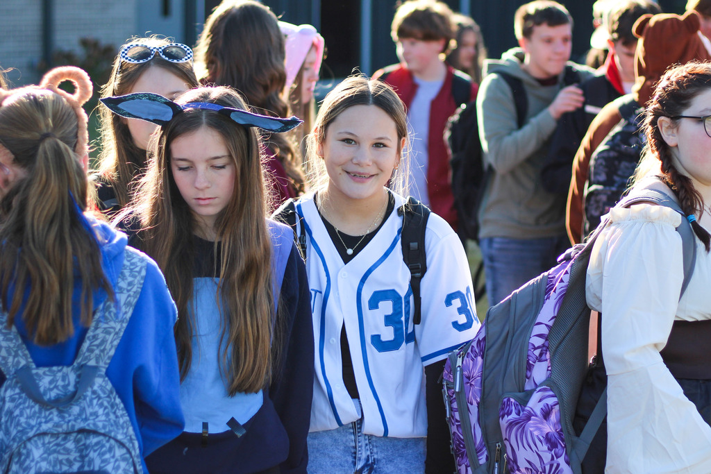 FJHS Students outside to cheer on HS volleyball team