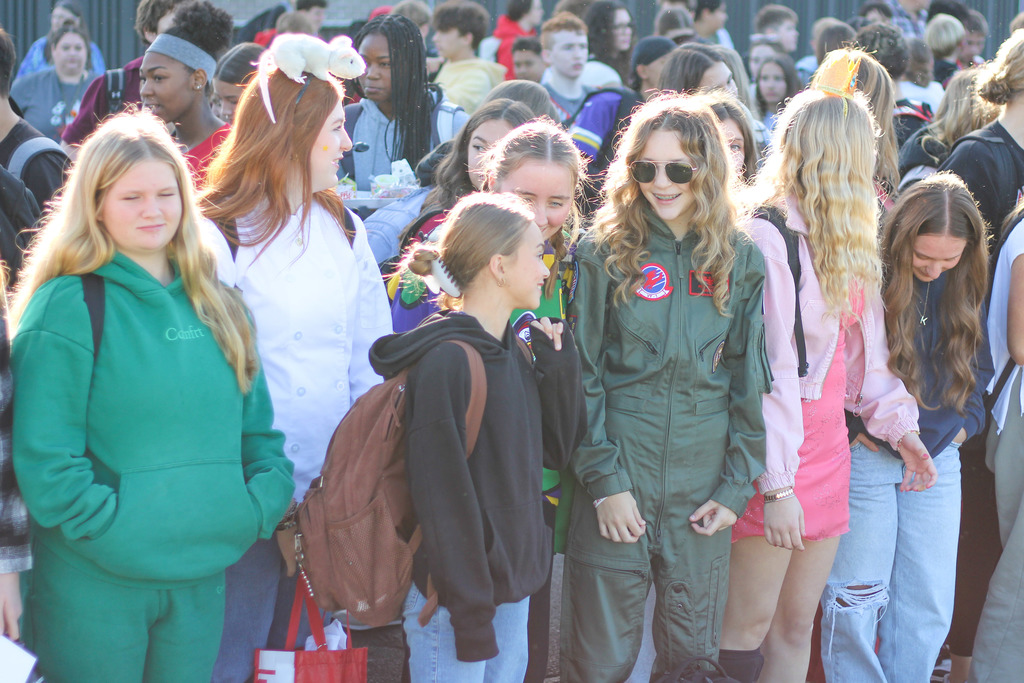 FJHS Students outside to cheer on HS volleyball team