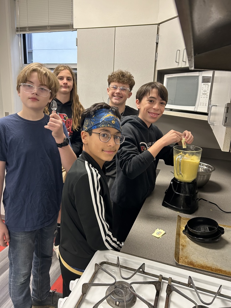 Students in FAC making smoothies