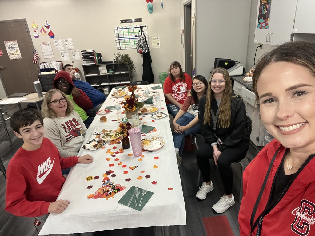 Students and teachers enjoying thanksgiving meal in Mrs. Sundquist's room