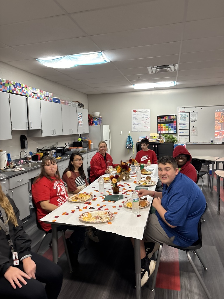 Students and teachers enjoying thanksgiving meal in Mrs. Sundquist's room