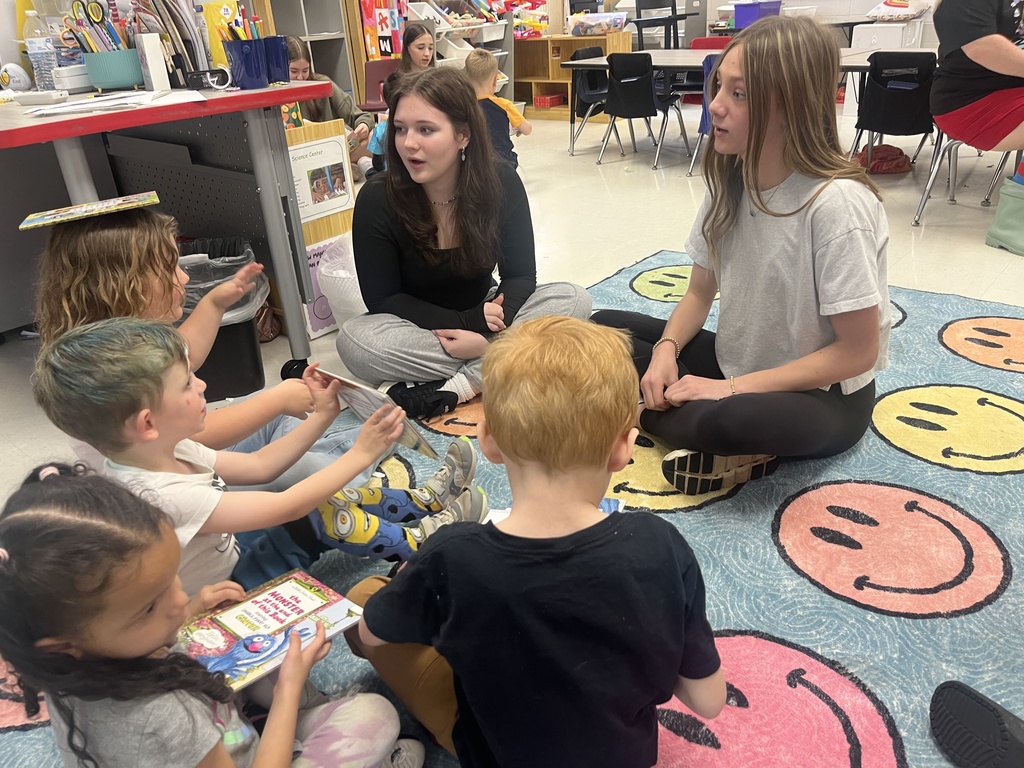 FJHS student reads to PreK