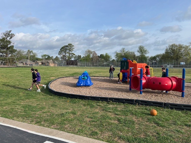 FJHS Cardinal Ambassadors helping at the pre-k Egg Hunt
