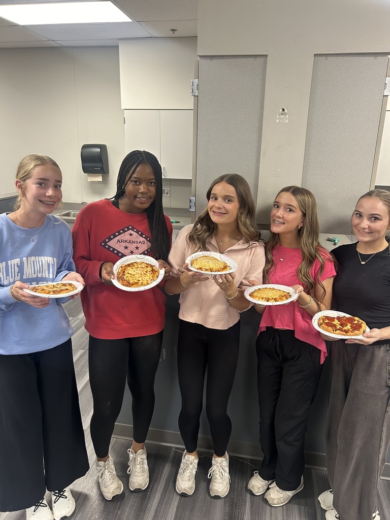 FJHS Students showing the pizzas they made