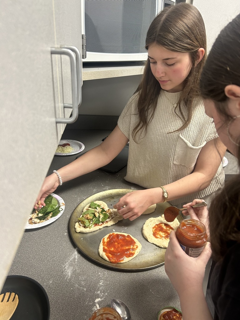 FJHS Students making pizzas