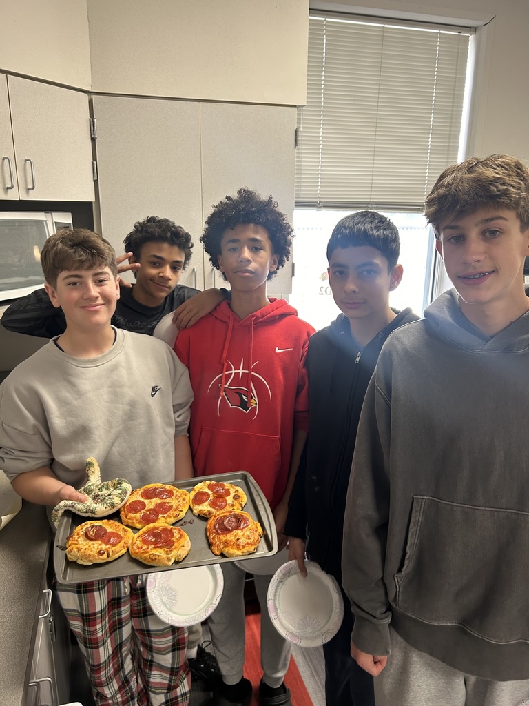 FJHS Students showing the pizzas they made