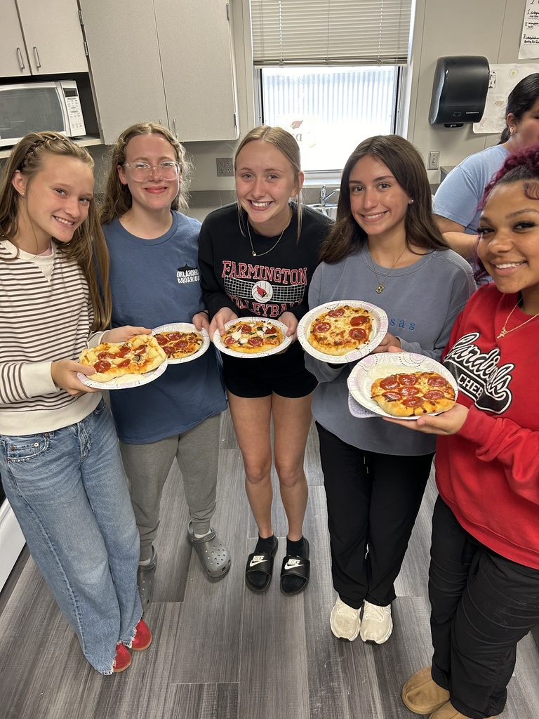 FJHS Students showing the pizzas they made