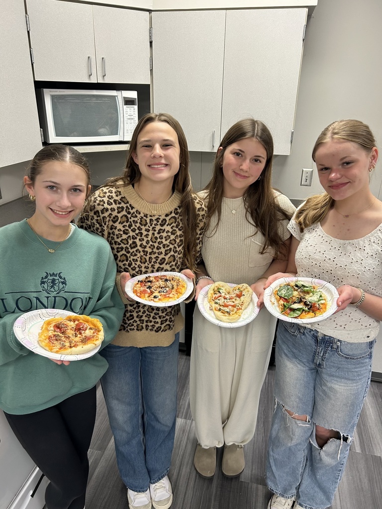 FJHS Students showing the pizzas they made
