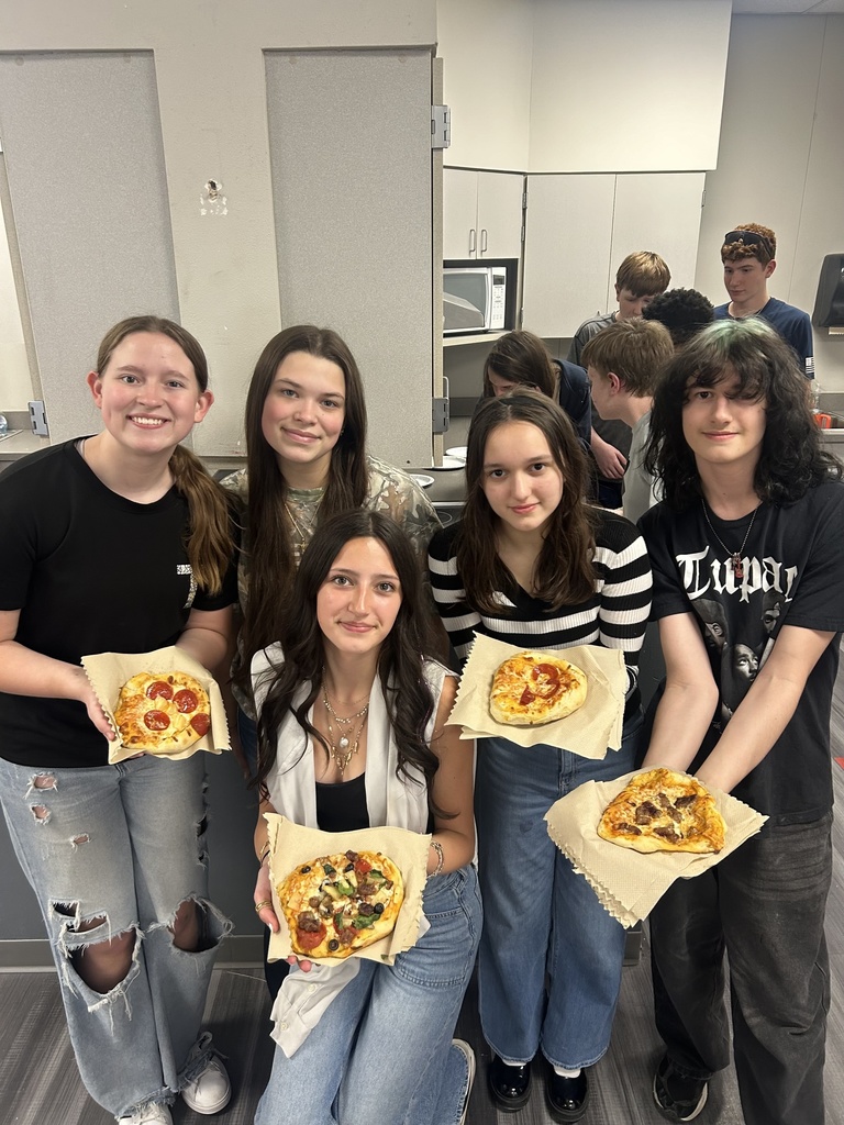 FJHS Students showing the pizzas they made