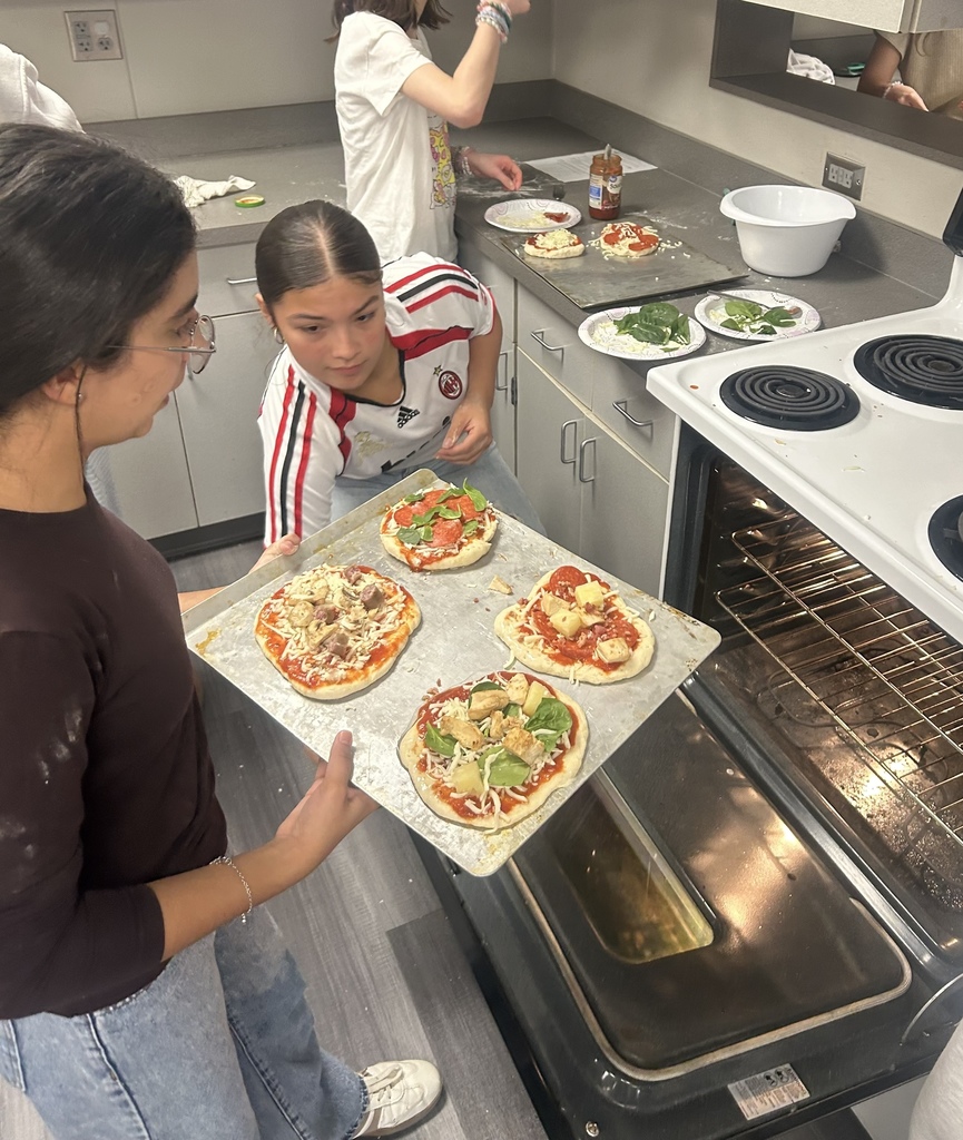 FJHS Students making pizzas