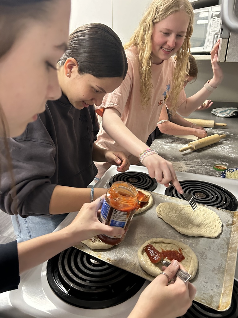 FJHS Students making pizzas