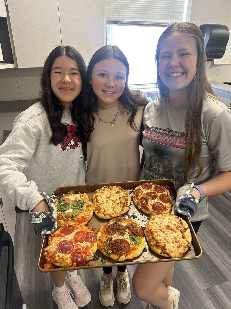 FJHS Students showing the pizzas they made