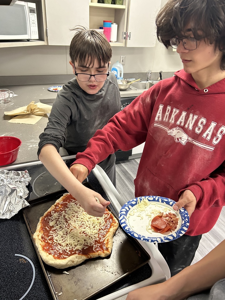 FJHS Students making pizzas