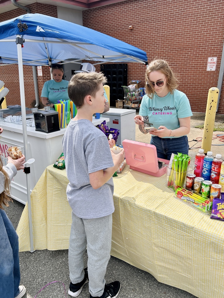 Students in line for food trucks
