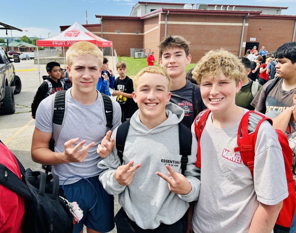 Students in line for food trucks