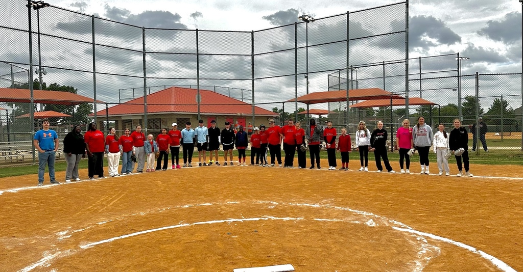 picture of all participants on field