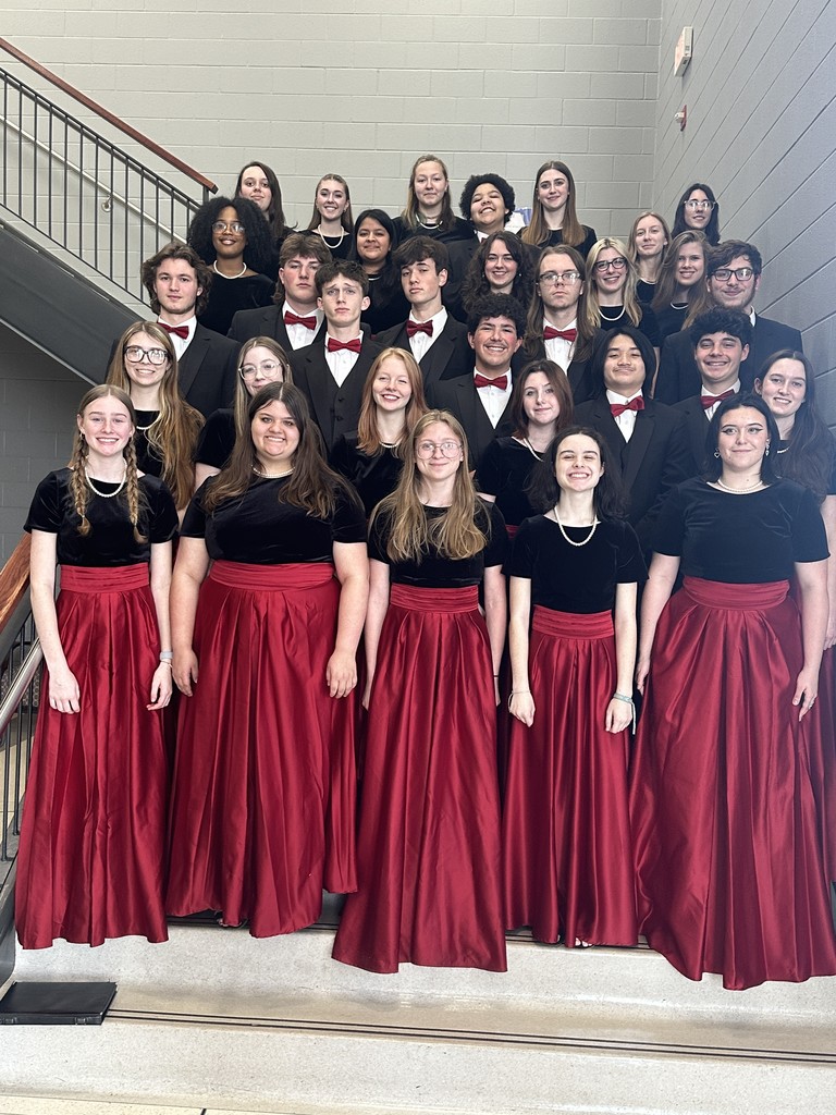 choir students posing in lines