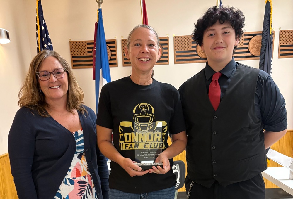 Carrie Hinson presented with the Missouri DeMolay Teacher of the Year Award.