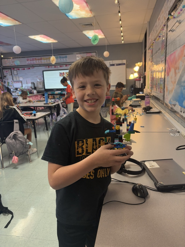 students building with LEGOS 