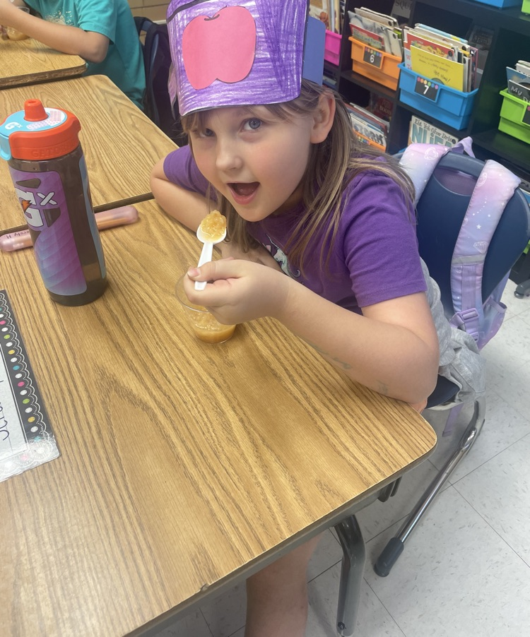 students making/eating applesauce