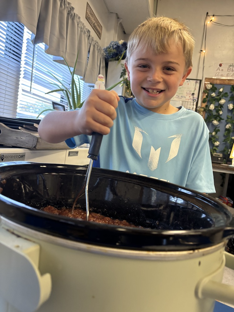 students making/eating applesauce