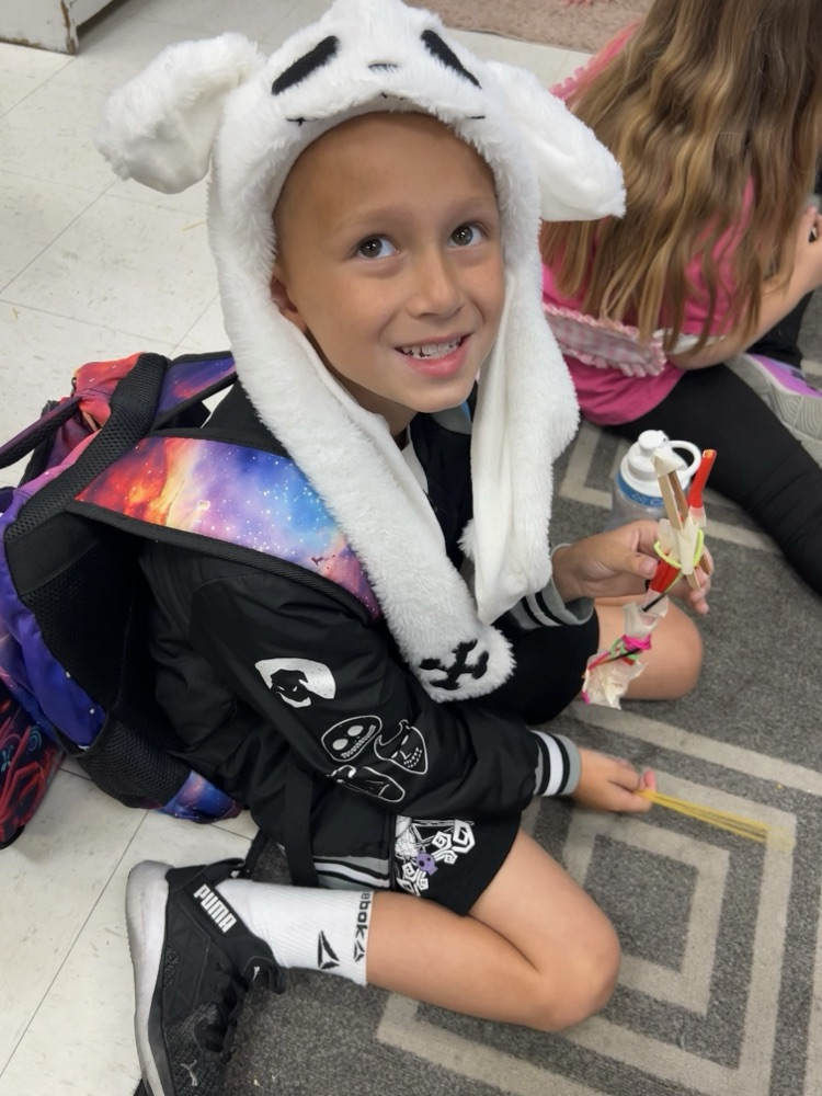 second grade students building towers