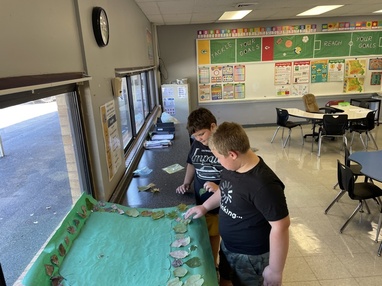 students working on 3 Branches of Government Project