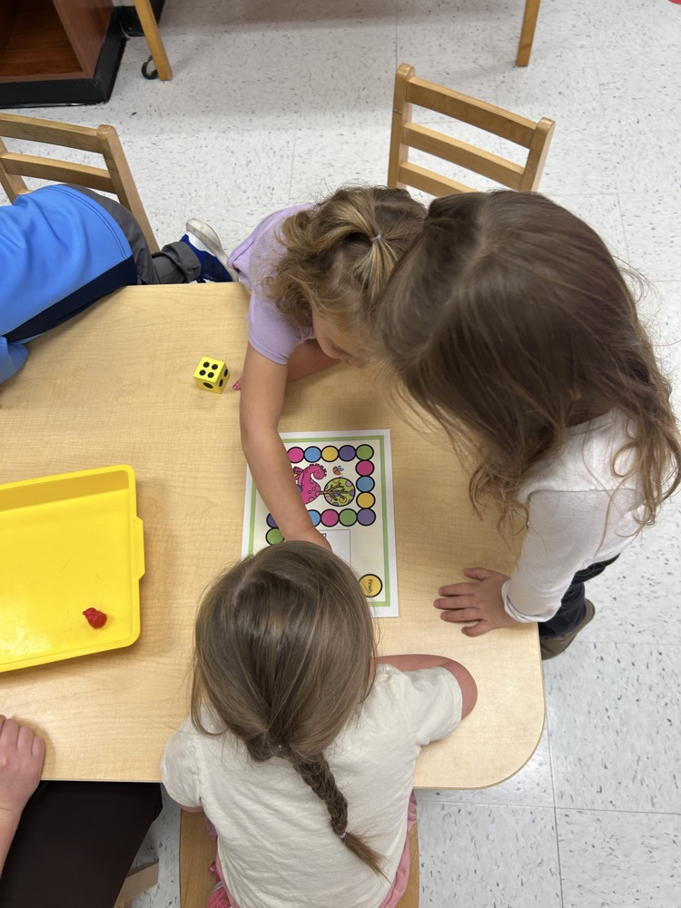 Mrs. G’s students are practicing turn taking and counting with 1:1 correspondence playing board games in their math station🎲