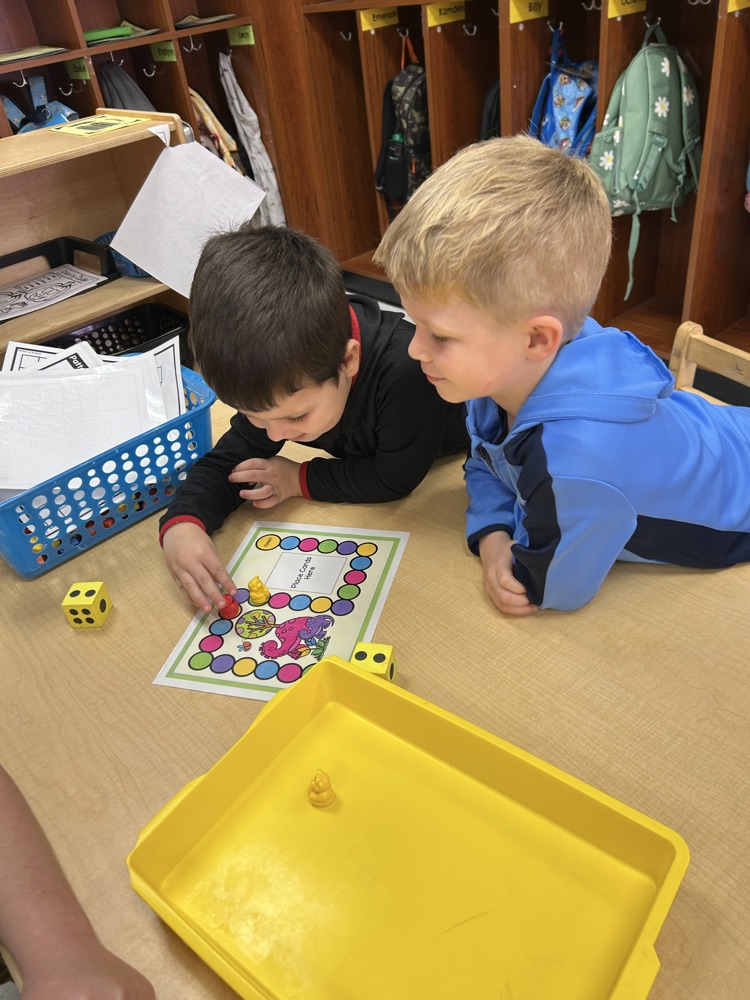 Mrs. G’s students are practicing turn taking and counting with 1:1 correspondence playing board games in their math station🎲