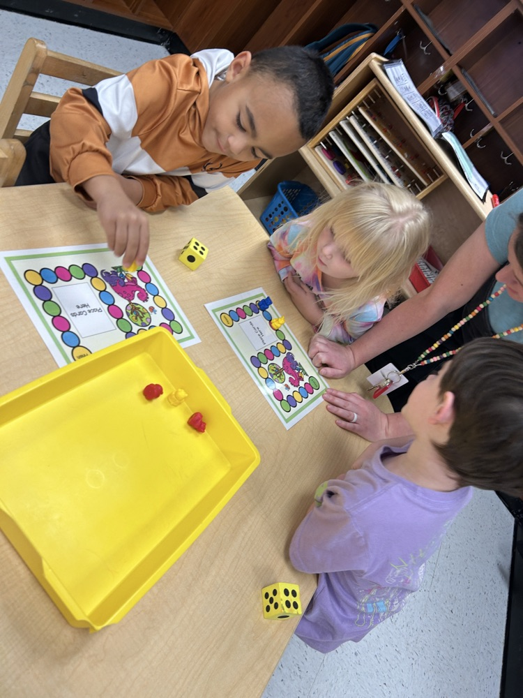 Mrs. G’s students are practicing turn taking and counting with 1:1 correspondence playing board games in their math station🎲