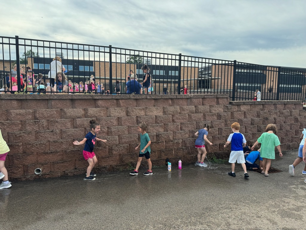 students playing with water and bubbles