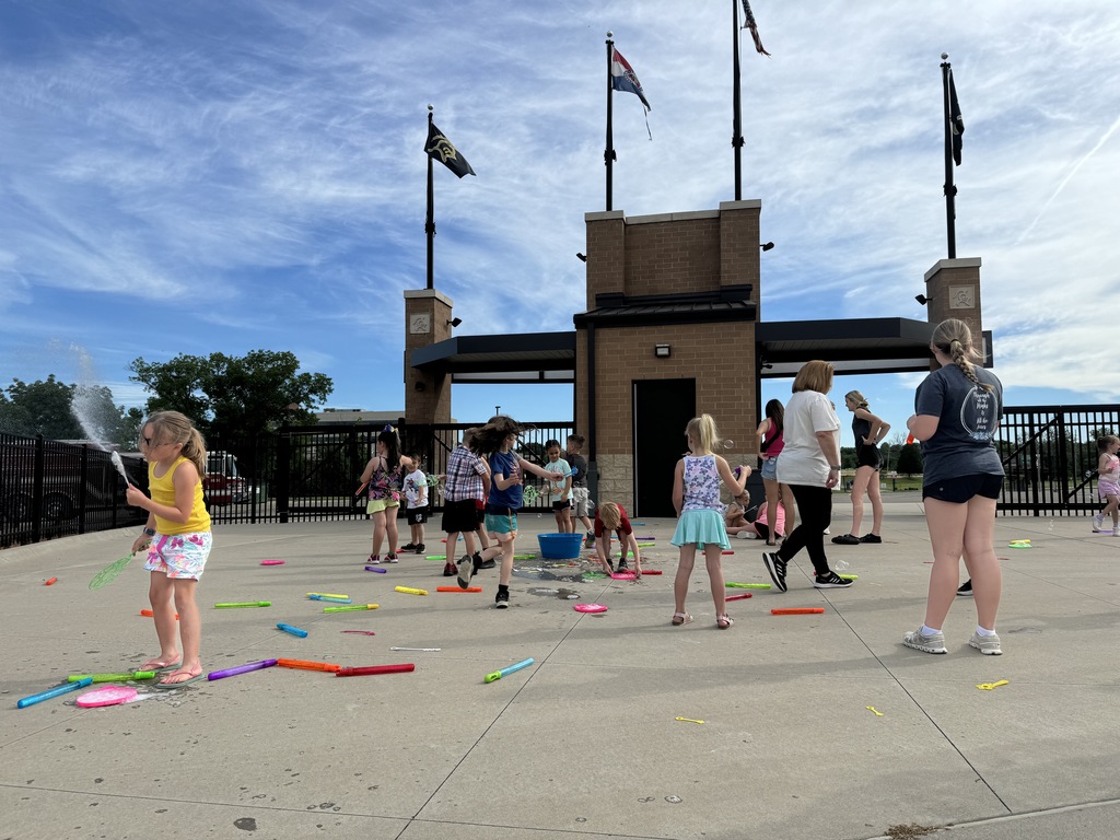 students playing with water and bubbles