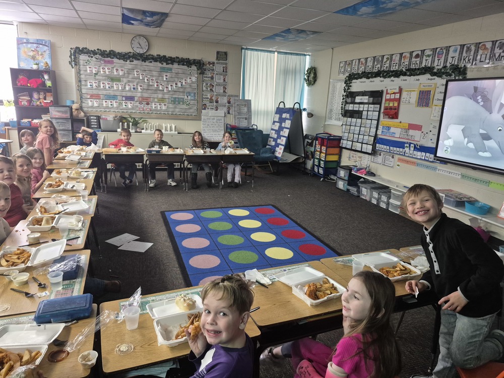 Mairi Lyons Class Enjoying Texas Roadhouse Lunch