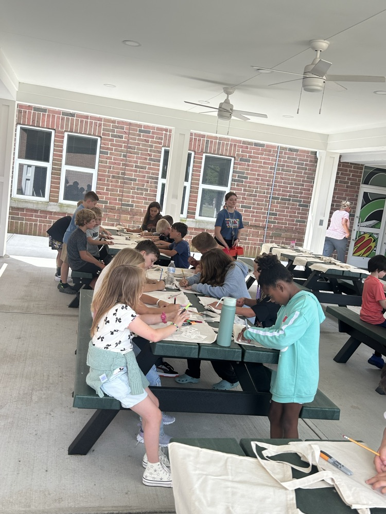 4th graders decorated their new switching bags which they will carry between classes to stay organized! 
