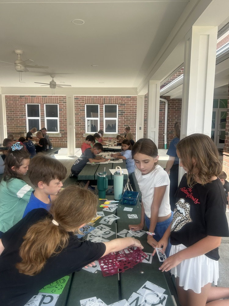 4th graders decorated their new switching bags which they will carry between classes to stay organized! 