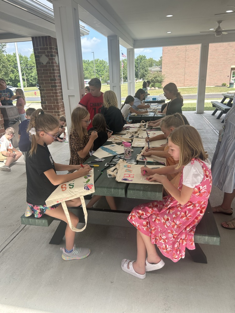 4th graders decorated their new switching bags which they will carry between classes to stay organized! 