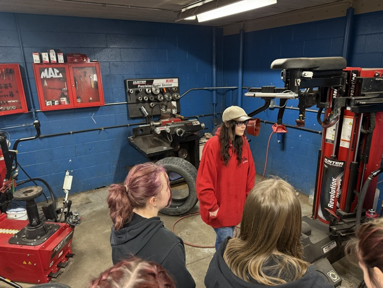 8th grade student tour at Southern Hills CTC