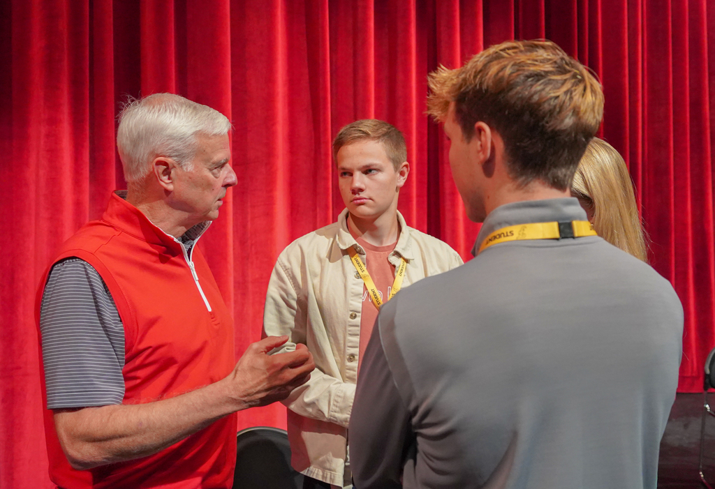 Fayetteville High School welcomed U.S. Representative Steve Womack and Sang Yi, Acting Administrator of the U.S. Maritime Administration, to speak with students about leadership, service, and staying true to your values. 