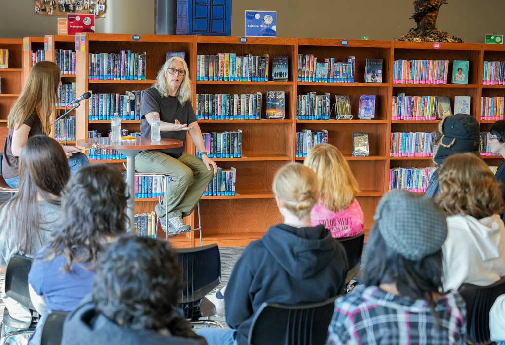 Fayetteville Public Schools was thrilled to welcome award-winning author Laurie Halse Anderson as part of the Blair Lecture Series, made possible through our annual partnership with the Fayetteville Public Library and the Fayetteville Public Education Foundation. Students from both our junior high and high schools were inspired by the New York Times best-selling author and her impactful stories. 💜