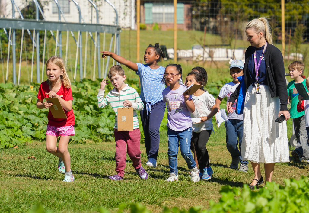 Washington Elementary first graders had a wonderful day at Apple Seeds farm!