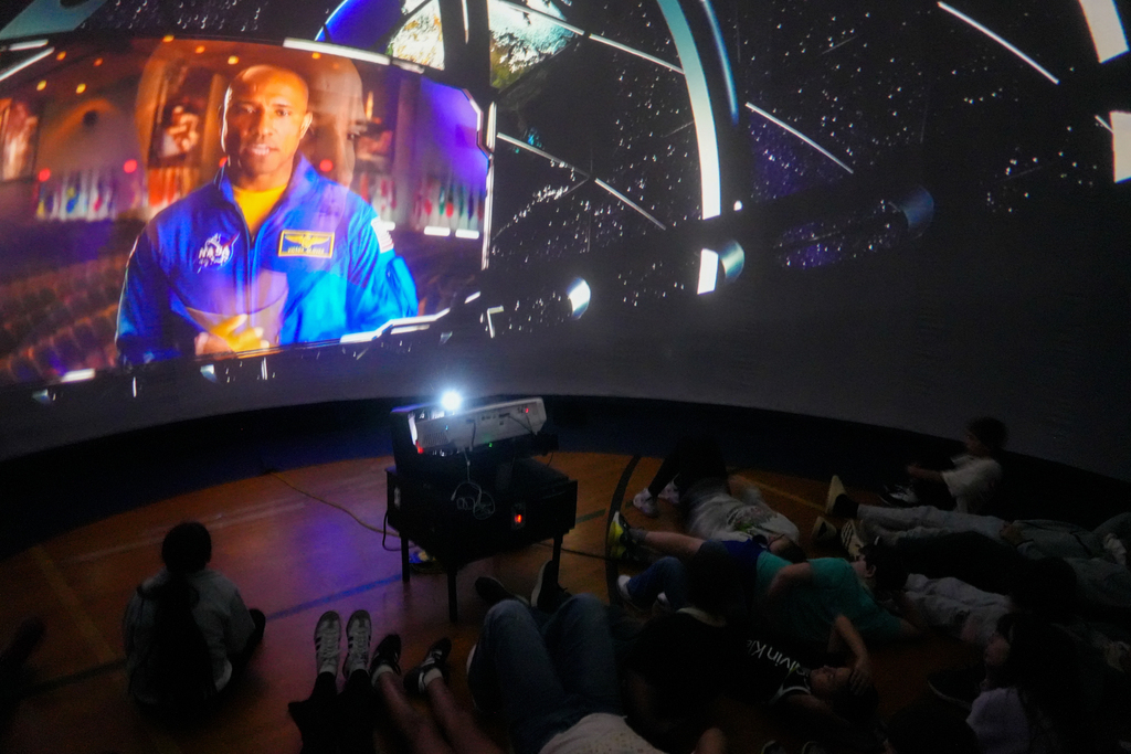 The Arkansas SkyDome Planetarium brought the wonders of space to Holt Middle School 5th graders! Inside the giant inflatable dome, students explored the Moon’s surface, identified constellations, and discovered fascinating facts about planets, stars, and galaxies. The immersive experience sparked curiosity and excitement about astronomy and science. 💜 #fpsteachloveinspire